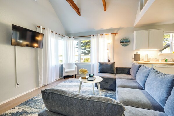 House (2 Bedrooms) | Interior - Bandon Beach House Rental: Walk to Downtown! (Bandon)