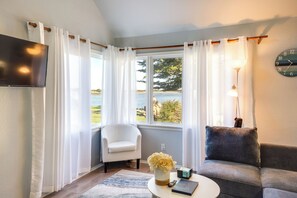 Interior - Bandon Beach House Rental: Walk to Downtown! (Bandon)