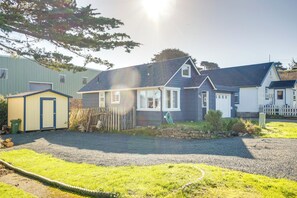 House (2 Bedrooms) | Interior - Bandon Beach House Rental: Walk to Downtown! (Bandon)