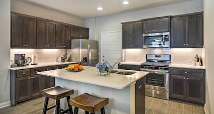 Upscale & Modern Austin Townhome w/ Pool Access!