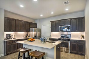 Apartment (2 Bedrooms) | Interior - Pool Access: Upscale & Modern Austin Townhome (Austin)