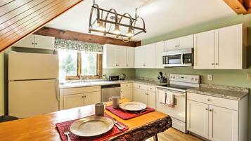 Cottage (2 Bedrooms) | Private kitchen | Microwave, oven, stovetop, dishwasher