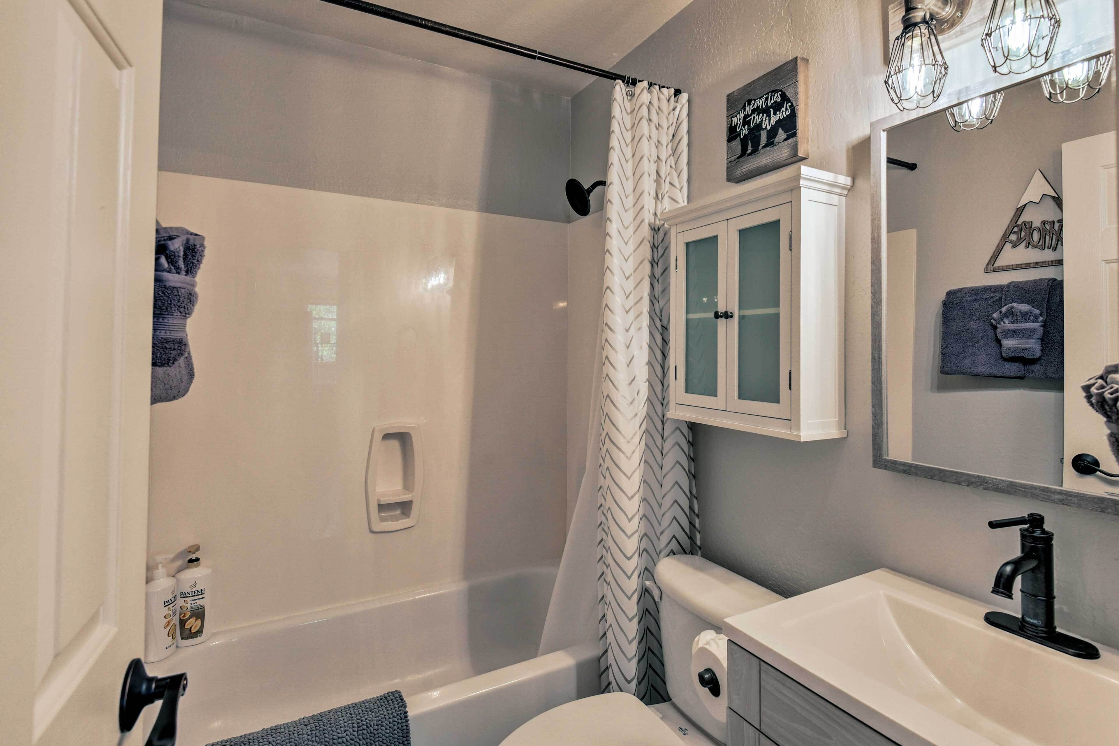Un baño con bañera, inodoro y lavamanos.