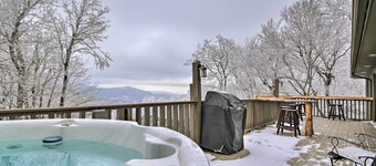 Cabin w/ Hot Tub & Mountain Views < 5 Mi to Boone