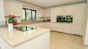 Lemari es, mesin pencuci piring, ketel listrik, dan pemanggang roti