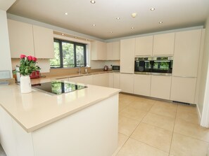 Kühlschrank, Geschirrspüler, Wasserkocher, Toaster