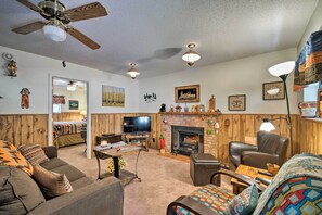 TV, fireplace, DVD player - Cabin w/ Deck 3 Mi to Ski Cloudcroft & Hiking (Cloudcroft)