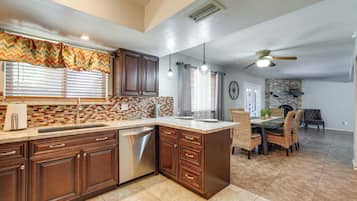 House (4 Bedrooms) | Interior