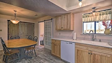 House (5 Bedrooms) | Interior