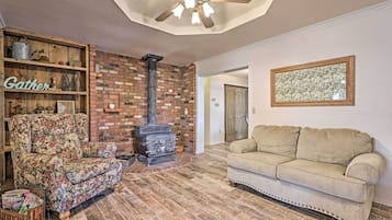 House (5 Bedrooms) | Interior