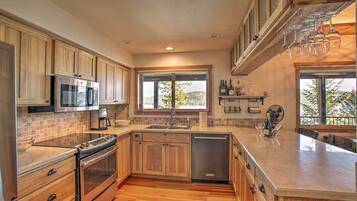 House (4 Bedrooms) | Interior