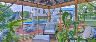 Country-chic Studio w/ Pool + Stable Access!