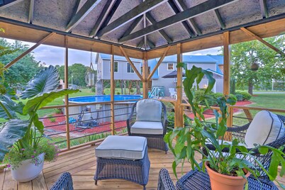 Country-chic Studio w/ Pool + Stable Access!