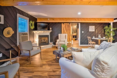 Country-chic Studio w/ Pool + Stable Access!