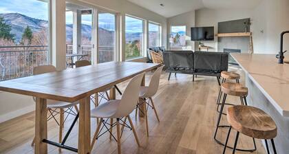 Chic Chelan Condo w/ Balcony, Walk to Lake & Dtwn!