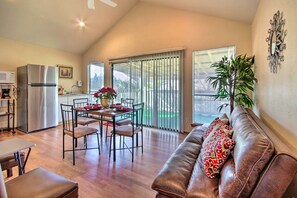 Interior - Quiet Rental w/ Balcony: 14 Mi to Downtown Houston (Houston)