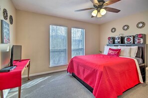 Interior - Quiet Rental w/ Balcony: 14 Mi to Downtown Houston (Houston)