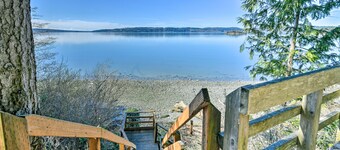 Cozy Beachouse: View & Deck, Steps From Skagit Bay