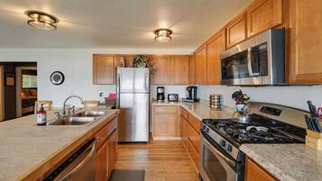 House (3 Bedrooms) | Interior