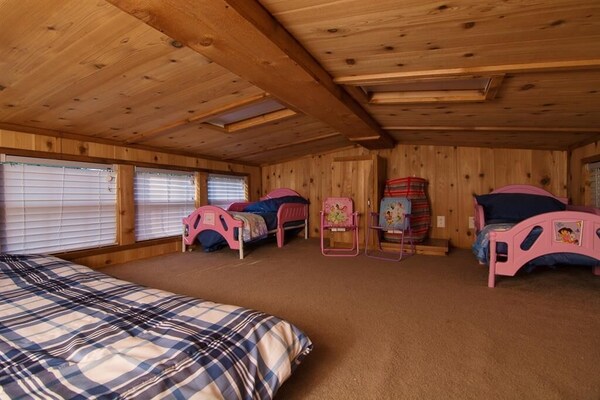 Family Cabin On 6 Acres W/ Lake Access & Hot Tub! - West Virginia