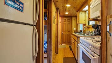 Rumah (2 Bedrooms) | Dapur pribadi | Microwave, oven, kompor, dan peralatan masak/sendok-piring