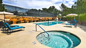 A pool area with lounge chairs and a hot tub. - Sedona Condo on Golf Course w/ Mountain Views! (Sedona)