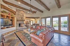 Televisión, chimenea, reproductor de DVD