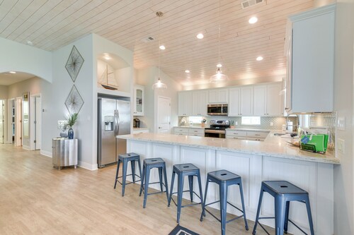 Luxe Crystal Beach Retreat w/ Views! Walk to Shore