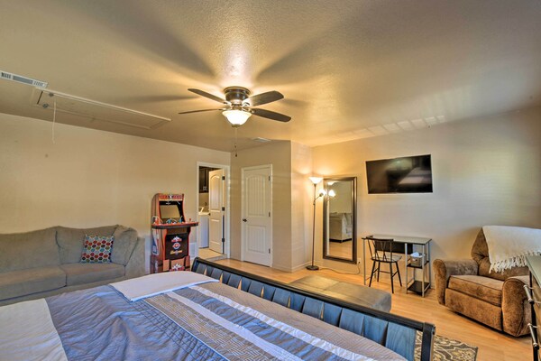 San Antonio Oasis W/ Hot Tub, Pool & Outdoor Bar! - San Antonio, TX