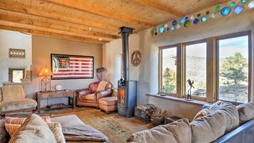 House (6 Bedrooms) | Interior