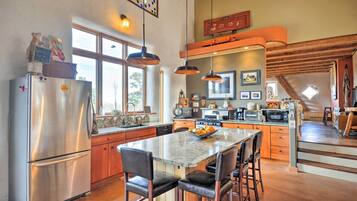 House (6 Bedrooms) | Interior