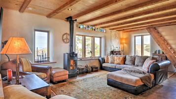 House (6 Bedrooms) | Interior