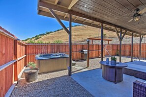 Apartment (1 Bedroom) | Interior - Cottage by the Lakes w/ Patio by Lake Nacimiento (Bradley)