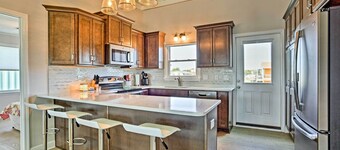 Steps to Shore! Group Retreat in Holden Beach