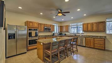 House (5 Bedrooms) | Interior