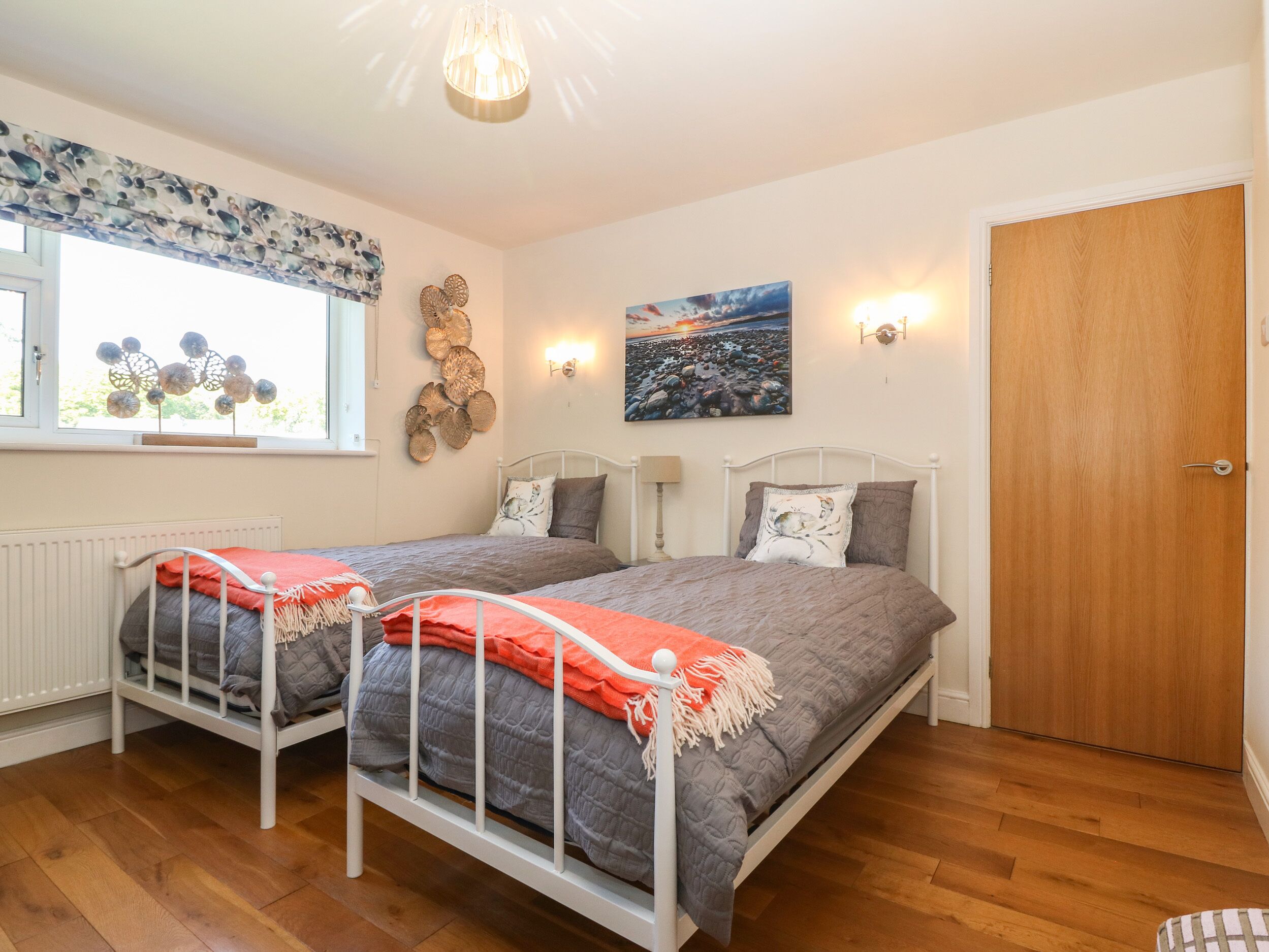 2 quartos, individualmente decorados, individualmente mobiliados