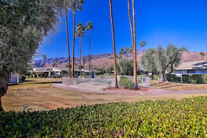 Property grounds - Modern Palm Springs Townhouse - Steps From Pool! (Palm Springs)