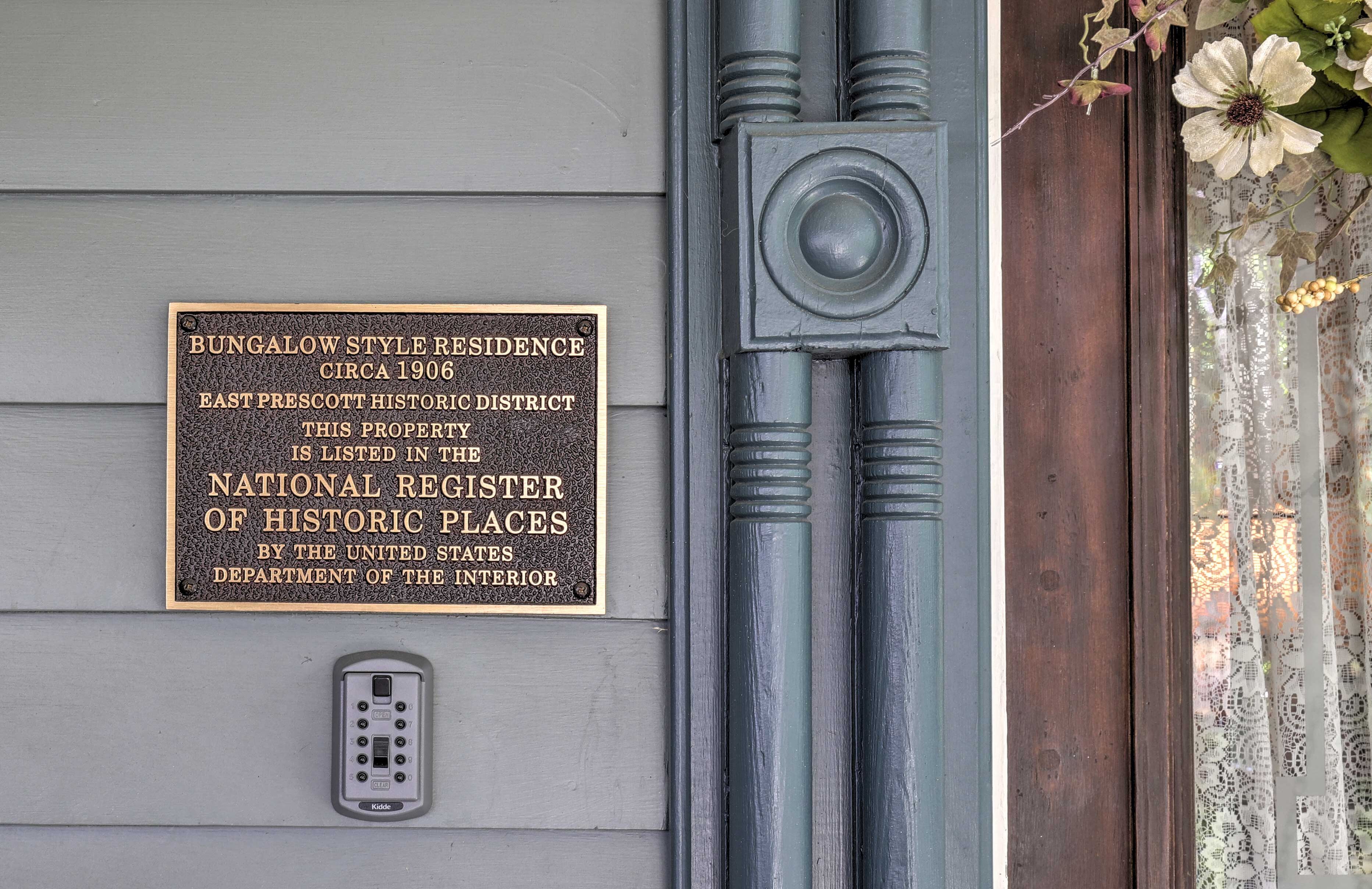 Une plaque apposée sur le mur d’un bâtiment indique qu’il s’agit d’une maison de style bungalow, inscrite au Registre national des lieux historiques.