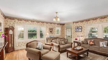 House (5 Bedrooms) | Interior