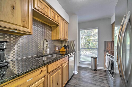 Coldspring Cottage < 1 Mi to Lake Livingston!