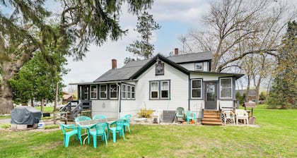 Twin Lakes Cottage: Walk to Elizabeth Lake!