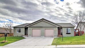 Unclassified image, 3 of 24, button - Livingston House w/ Mtn Views, Deck & Grill! (Livingston)