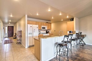 Een microgolfoven, een oven, een kookplaat, een vaatwasser