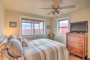 2 bedrooms, bed sheets - Livingston House w/ Mtn Views, Deck & Grill! (Livingston)