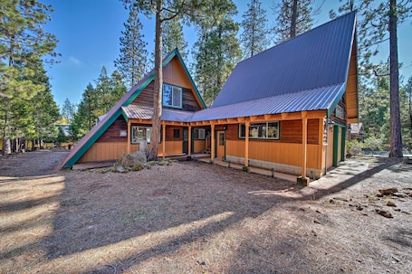 Maison (3 Bedrooms) | Intérieur. Cabin Hideaway < 1 Mi to Trinity Lake: Hike & Fish