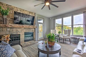 Apartment (2 Bedrooms) | Front of property - Modern Mountain-view Smokies Retreat w/ Balcony (Burnsville)