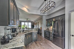 Apartment (2 Bedrooms) | Interior - Modern Mountain-view Smokies Retreat w/ Balcony (Burnsville)