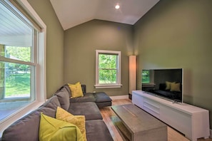 Interior - Charming Cottage w/ Deck: Mtn + Lake Views! (Wallkill)