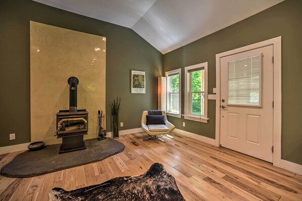 Interior - Charming Cottage w/ Deck: Mtn + Lake Views! (Wallkill)