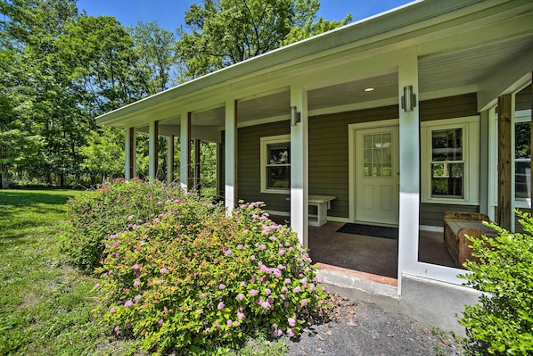 House (3 Bedrooms) | Interior - Charming Cottage w/ Deck: Mtn + Lake Views! (Wallkill)